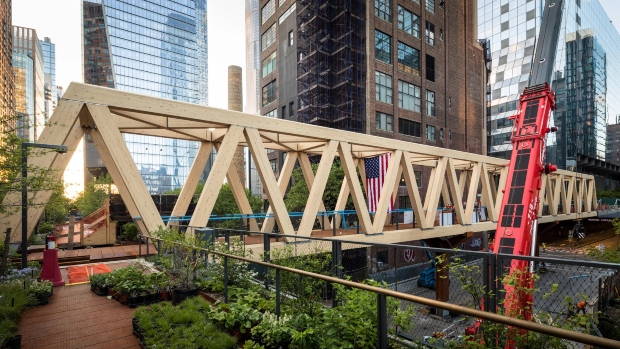 High Line на Менхетен со мост од ламелирано дрво