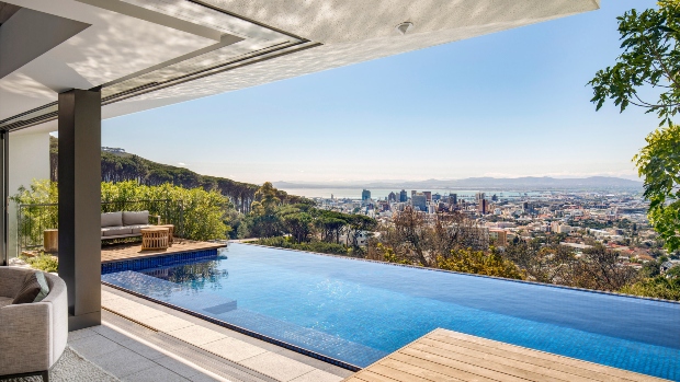 Куќа околу панорамскиот поглед на Кејптаун