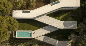 Куќа во Шпанија на Fran Silvestre Arquitectos прилагодена на теренот
