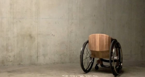 Инвалидска количка за папата со изгорени дабови греди од Нотр Дам