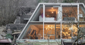 Трапезоидна бетонска куќа во шума во Словачка