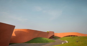 Течна бетонска форма за уметнички простор во Индија