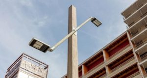 Улично осветлување направено од градежно скеле за Олимпиското село во Париз