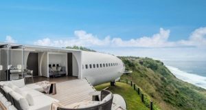 Boeing 737 претворен во луксузна вила на Бали