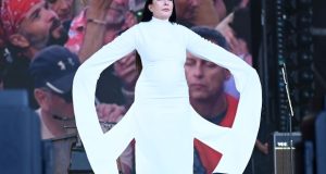 Марина Абрамовиќ успеа да ја замолчи публиката на најголемиот музички фестивал (ВИДЕО)