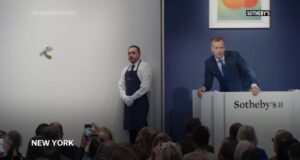Бананата залепена за ѕид се продаде на аукција за 6,2 милиони долари (ВИДЕО)