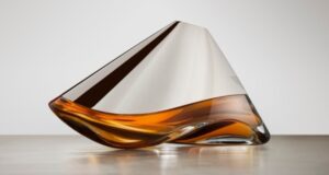 Кога вискито станува уметност: Bowmore ARC-54 & Aston Martin