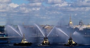 „Валцер на реморкери“: Бродови што танцуваат во срцето на Санкт Петербург (ВИДЕО)