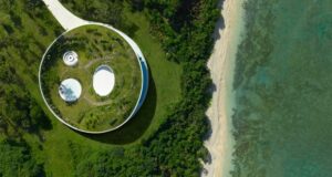Кружна вила со зелен кров на Sou Fujimoto за NOT A HOTEL во Јапонија