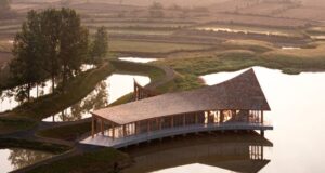 Fuzhouji Village Center, воздржана присутност во пејзажот