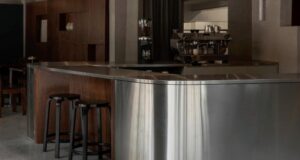 Бруталистичка палета ја дефинира атмосферата на Marne Café во Мексико Сити