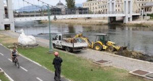 И ова е Скопје… Машински се чисти коритото на реката Вардар.