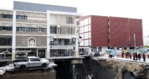 Кратер длабок 50 метри во центарот на Бангкок, дупката „проголта“ автомобили