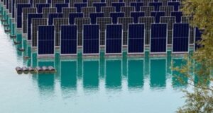 Пуштена е во работа првата пловечка соларна електрана со вертикално поставени панели