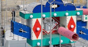 Разиграна инсталација трансформира плоштад во Кина