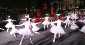 И ова е Скопје…новогодишната елка блесна на плоштадот