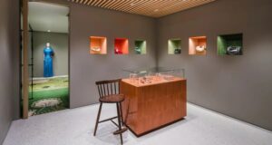 Новиот париски бутик Casa Loewe изгледа како дом на колекционер на уметнички дела