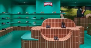 Продавница на Camper во Токио со мебел од теракота плочки