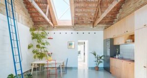 Casa Cruda не го брише минатото, туку дозволува да се доживее низ сите негови слоеви