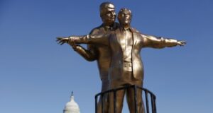Златна скулптура на Трамп и Епстин на Националниот плоштад во Вашингтон