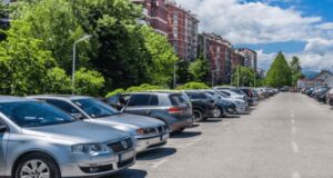 Во Центар 15.800 издадени налепници за паркирање, а само околу 6.100 паркинг места