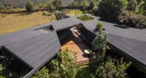 Волумени од црн бетон ја дефинираат Casa Mavra во Мексико