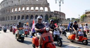 Со голема парада во Рим, Vespa прослави 80 години