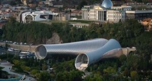 Тбилиси урива култно дело на бирото Фуксас и покрај протестите на архитектите